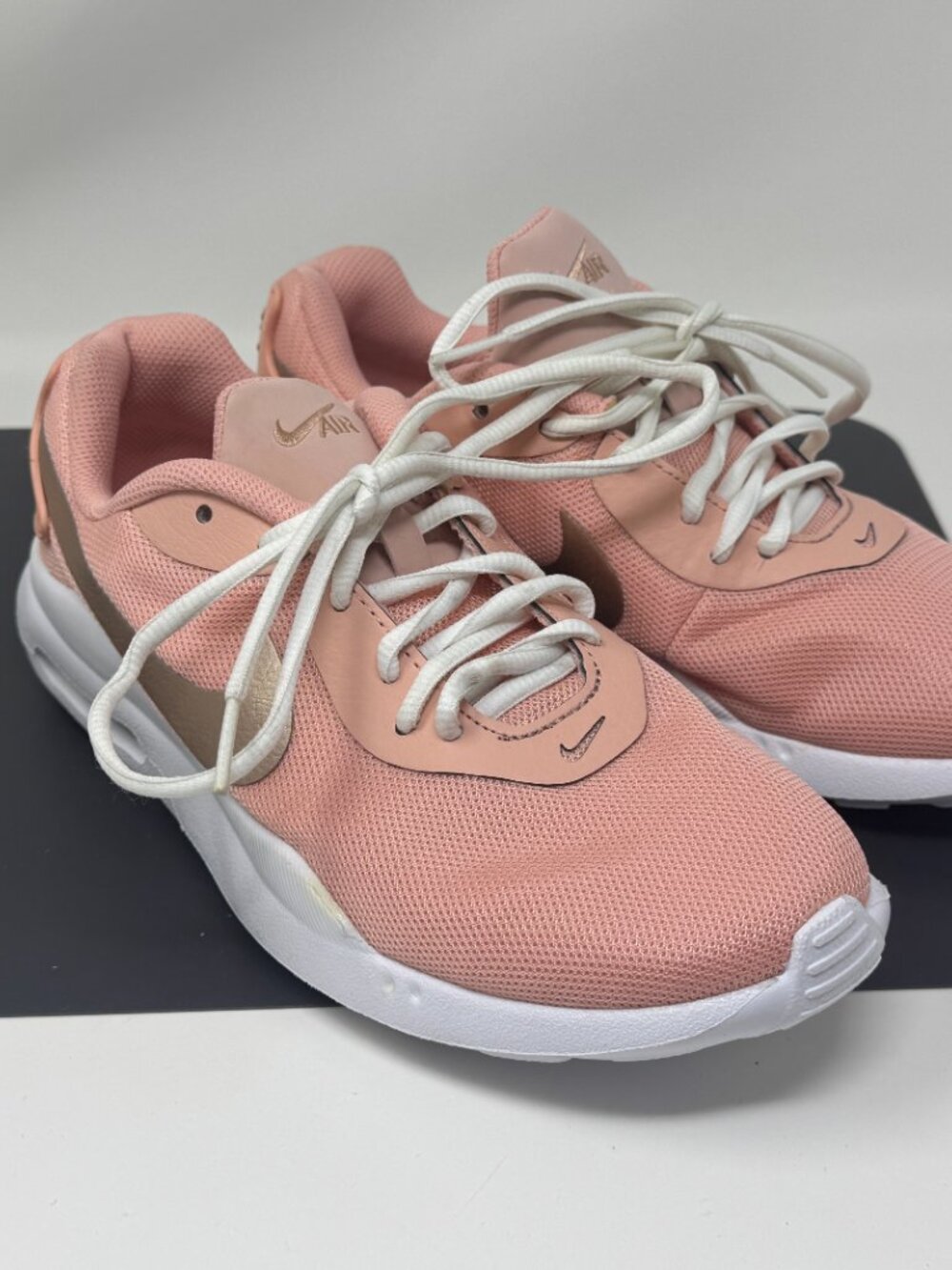 Nike Air Max Oketo - Coral Stardust ( pink ) missing one shoelace AQ2231-601